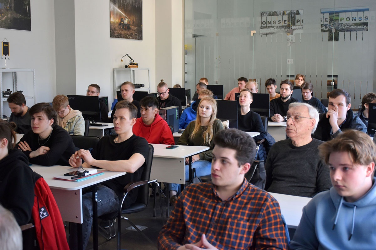 Студенты Лесотехнического университета слушают о компании «СовПлим»