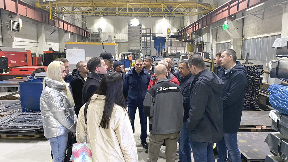Главный технолог Ю.А. Волков проводит экскурсию по производству АО «СовПлим»